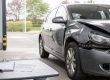 Voiture accidentée inspectée avant estimation de rachat après sinistre