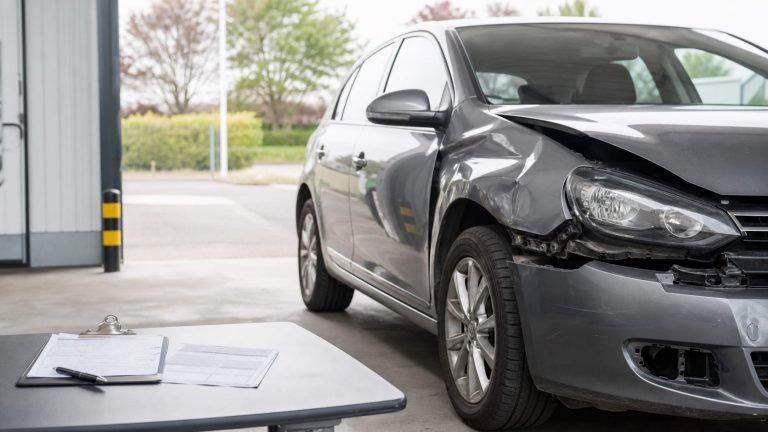 Voiture accidentée inspectée avant estimation de rachat après sinistre