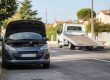 Voiture en panne avec capot ouvert avant estimation de rachat claire