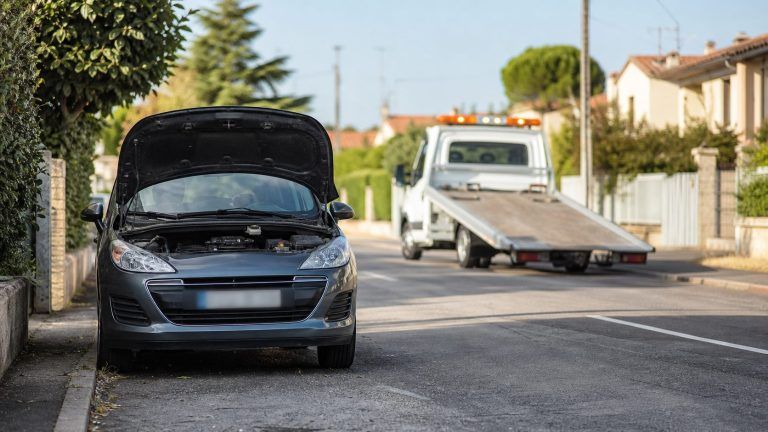 Voiture en panne avec capot ouvert avant estimation de rachat claire