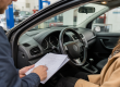 Conseiller examinant l'entretien d'une voiture fort kilométrage avant rachat