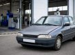 Voiture HS devant un centre de contrôle technique avant rachat professionnel