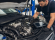 Mécanicien inspectant un moteur diesel avant rachat d'une voiture en panne