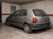 Voiture immobilisée depuis longtemps dans un parking avant rachat