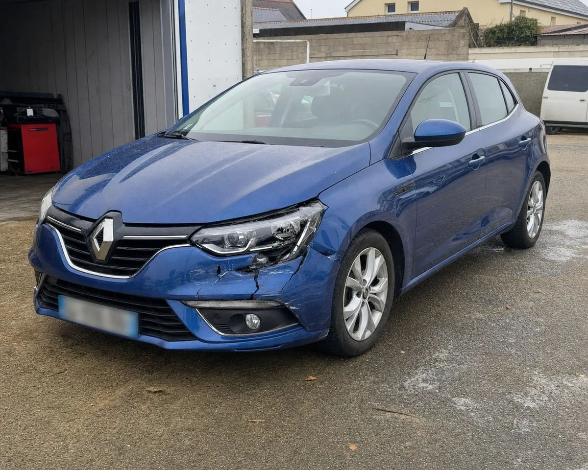 Renault M&eacute;gane accident&eacute;e avec choc avant
