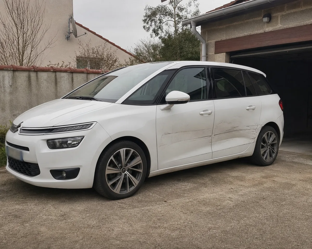 Citro&euml;n C4 Picasso avec carrosserie ab&icirc;m&eacute;e