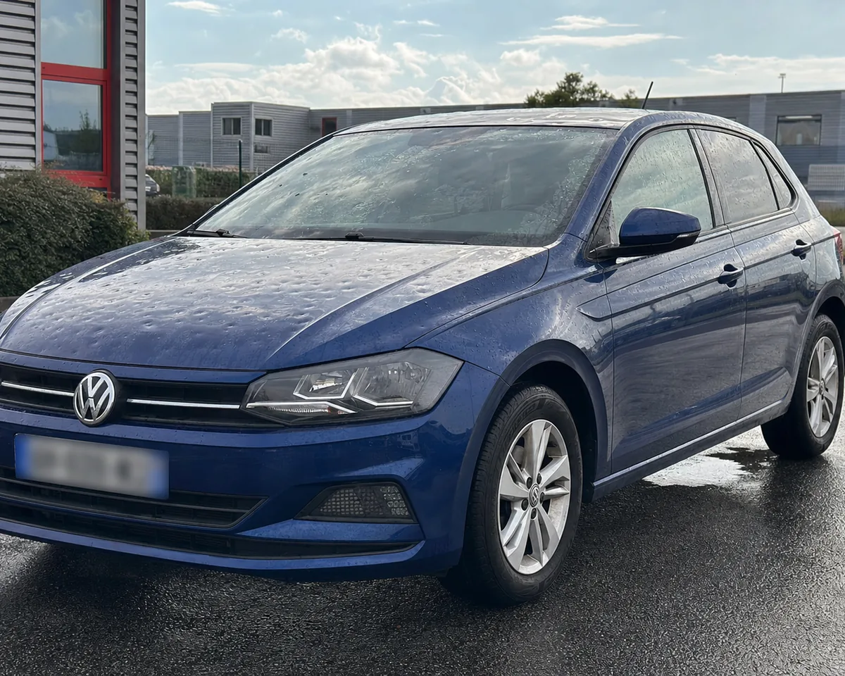 Volkswagen Polo gr&ecirc;l&eacute;e avec impacts