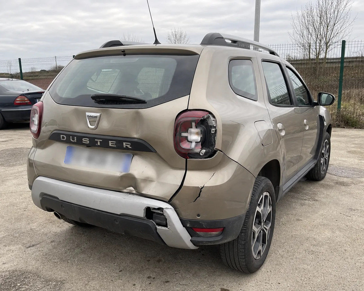 Dacia Duster accident&eacute; avec choc arri&egrave;re