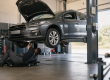 Voiture avec boîte automatique HS inspectée dans un garage avant estimation et rachat