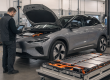 Voiture électrique avec batterie de traction HS en cours de diagnostic dans un atelier spécialisé