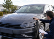 Voiture grêlée avec impacts sur le capot examinée par un professionnel avant estimation